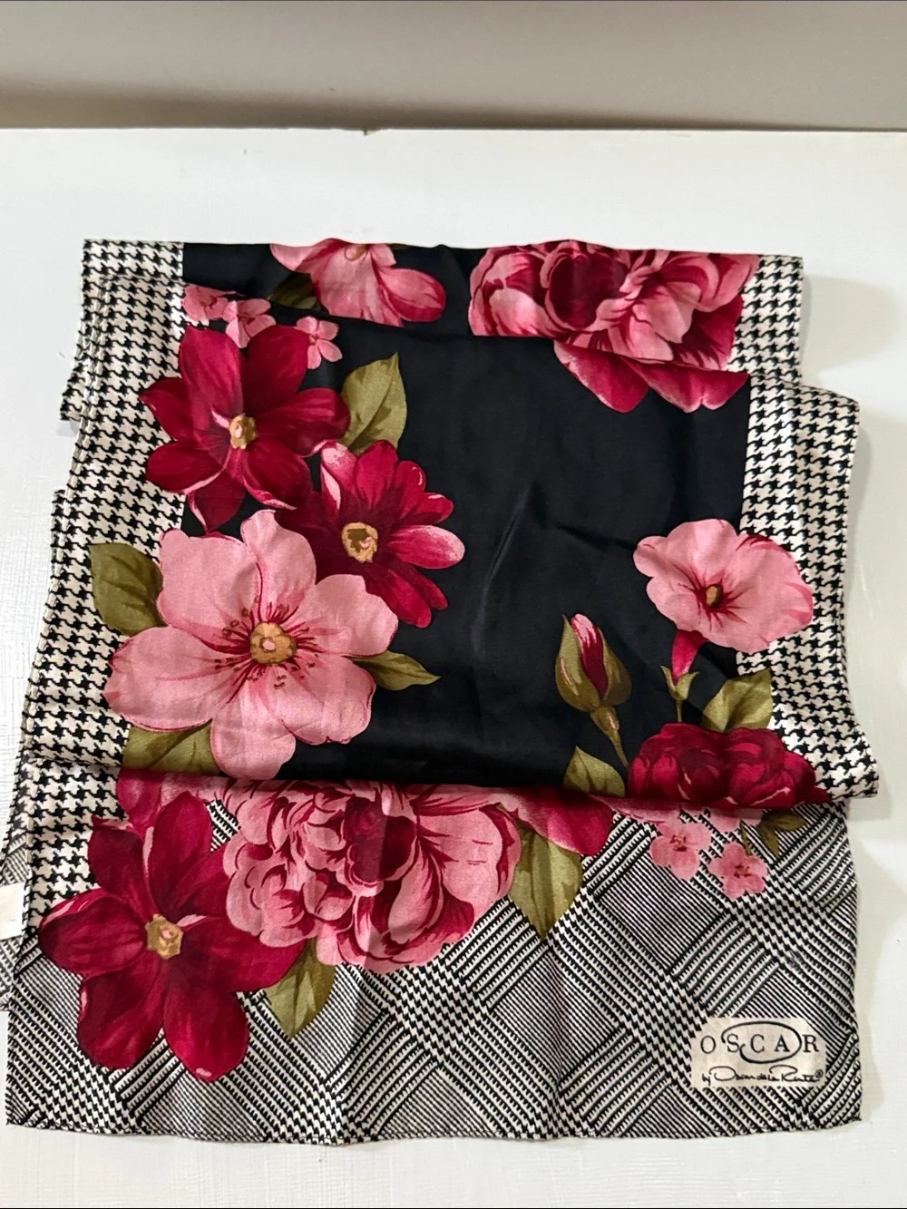 Oscar by Oscar de la Renta Black, Pink & Red Floral Roses 🌹 Silk Scarf long